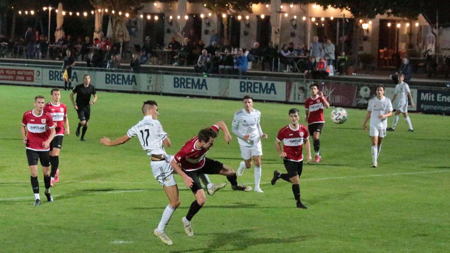 Strafraum-Getümmel: Der SC 04 Schwabach (in Weiß) und der TSV 1860 Weißenburg lieferten sich in der Fußball-Landesliga Nordost ein packendes und intensives Jura-Derby, das nach 96 Minuten mit einem 1:1-Unentschieden endete.  