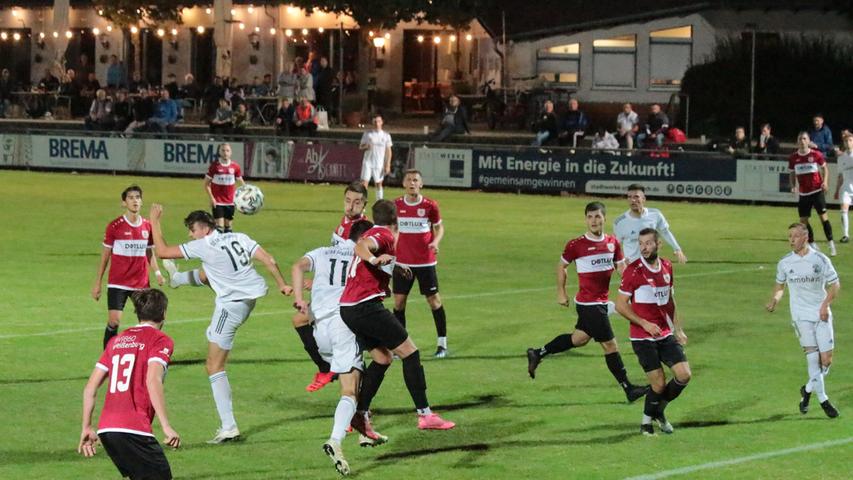 Der SC 04 Schwabach und der TSV 1860 Weißenburg lieferten sich ein temporeiches und packendes Jura-Derby in der Landesliga Nordost und teilten am Ende mit einem 1:1 die Punkte.