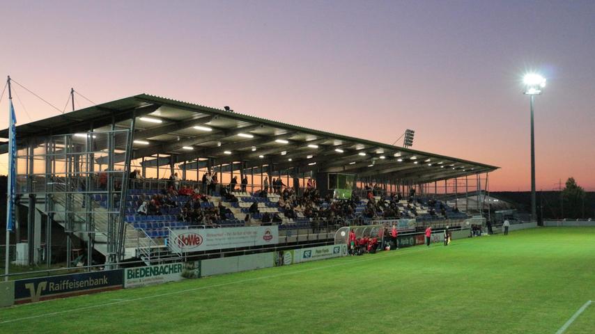 Herrliche Abendstimmung im Stadion des SC 04 Schwabach: Auch das schöne Wetter trug zu einem sehenswerten Fußballabend beim Jura-Derby bei. 