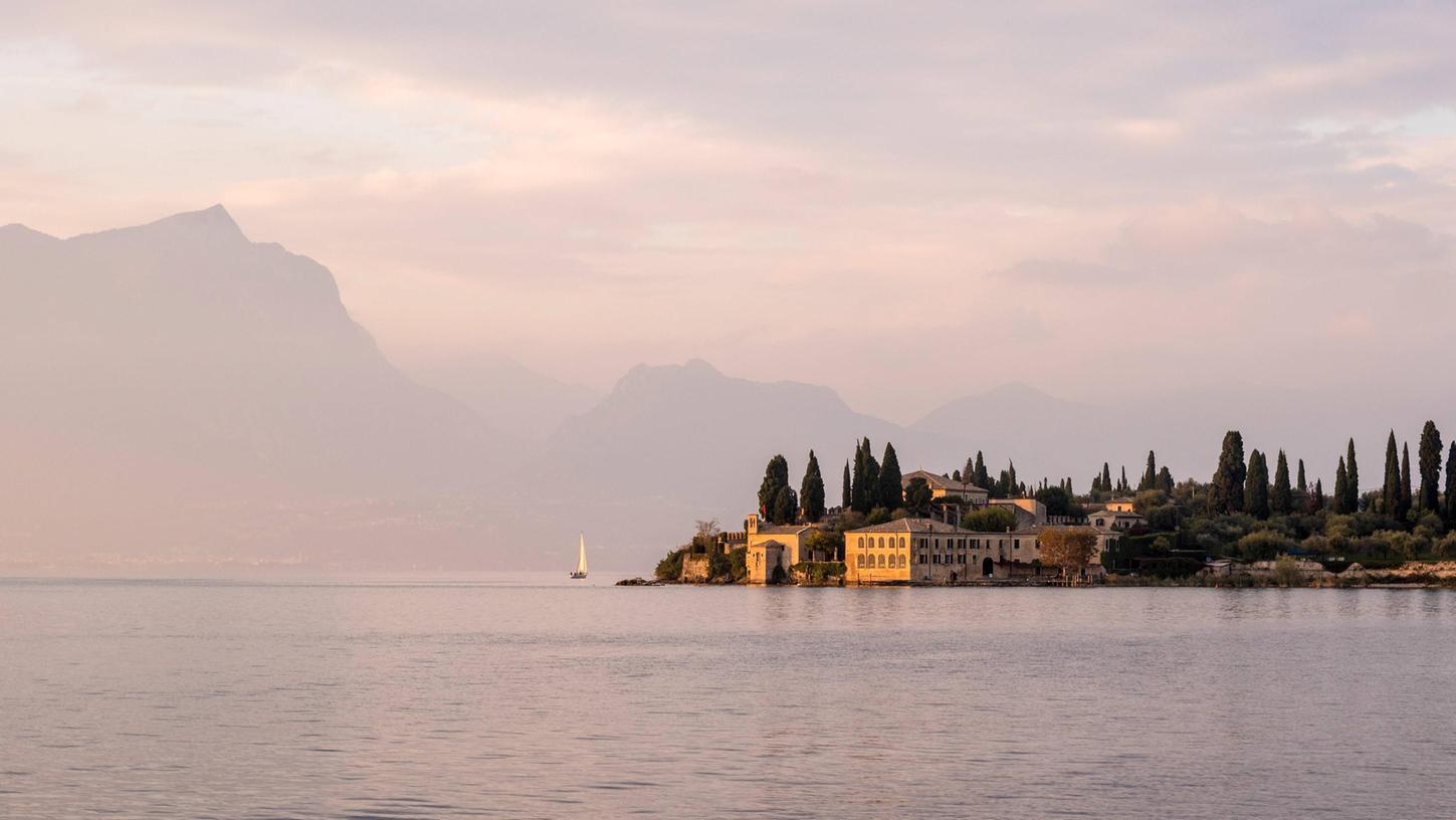 Der Gardasee, einer der oberitalienischen Seen, ist der größte See Italiens, benannt nach der Gemeinde Garda am Ostufer.
Der Gardasee, einer der oberitalienischen Seen, ist der größte See Italiens, benannt nach der Gemeinde Garda am Ostufer.