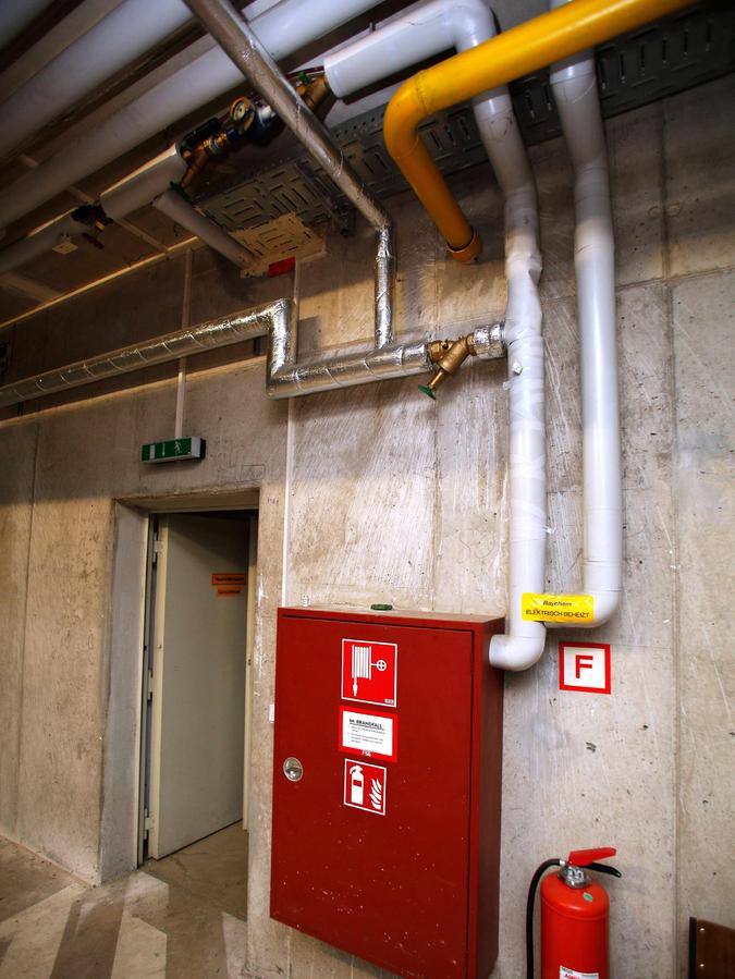 Die mit Alufolie ummantelten Rohre am Löschwasserzugang in der Tiefgarage dürften da gar nicht sein, sagt der Eigentümer des Hauses, in dem bis vor ein paar Monaten noch Geflüchtete untergebracht waren. Die mit Alufolie ummantelten Rohre am Löschwasserzugang in der Tiefgarage dürften da gar nicht sein, sagt der Eigentümer des Hauses, in dem bis vor ein paar Monaten noch Geflüchtete untergebracht waren.