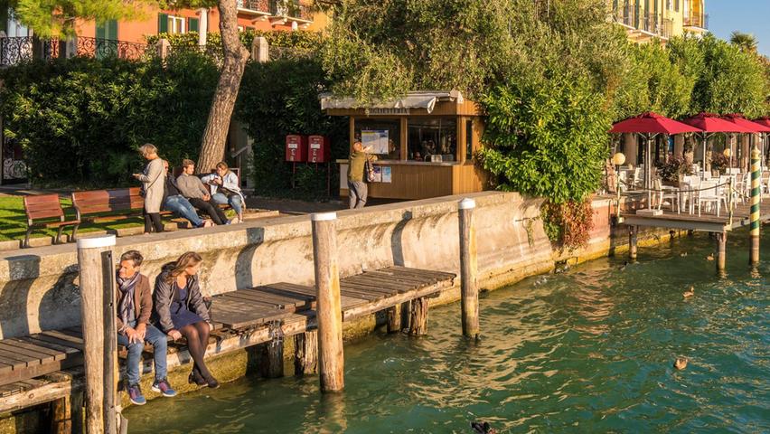 Die wenigen Urlauber blinzeln zufrieden in die Herbstsonne.
Die wenigen Urlauber blinzeln zufrieden in die Herbstsonne.