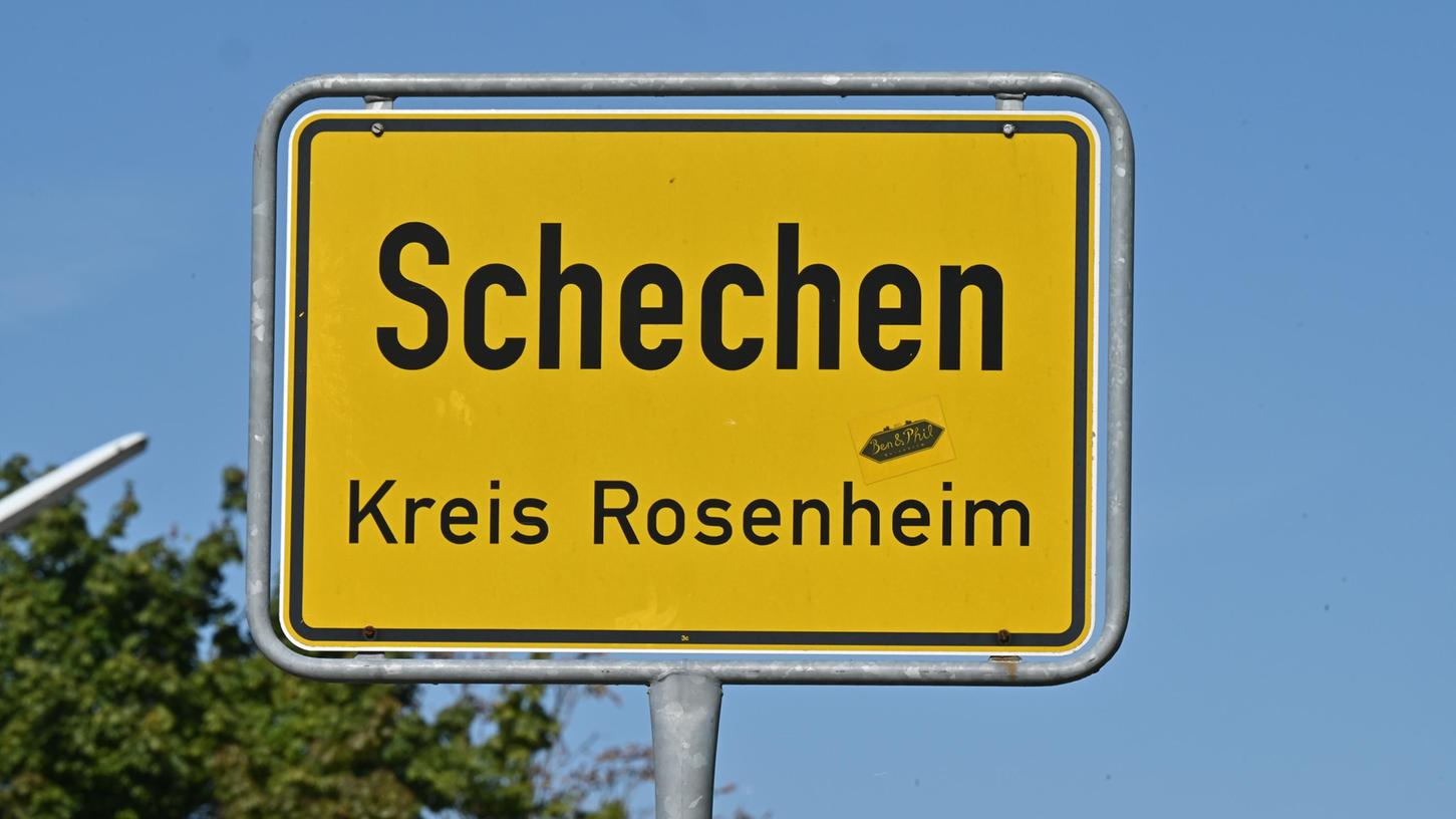 Auf einem Hof in der Ortschaft Schechen wurde von den Behörden der Betrieb einer nicht genehmigten Schule unterbunden. 