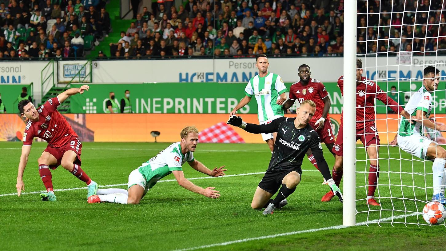 Und wieder ist der Ball im Fürther Tor - und wieder nach einer Standardsituation. Gegen den FC Bayern war Sebastian Griesbeck schneller als Robert Lewandowski, traf dabei aber ins eigene Tor.
Und wieder ist der Ball im Fürther Tor - und wieder nach einer Standardsituation. Gegen den FC Bayern war Sebastian Griesbeck schneller als Robert Lewandowski, traf dabei aber ins eigene Tor.