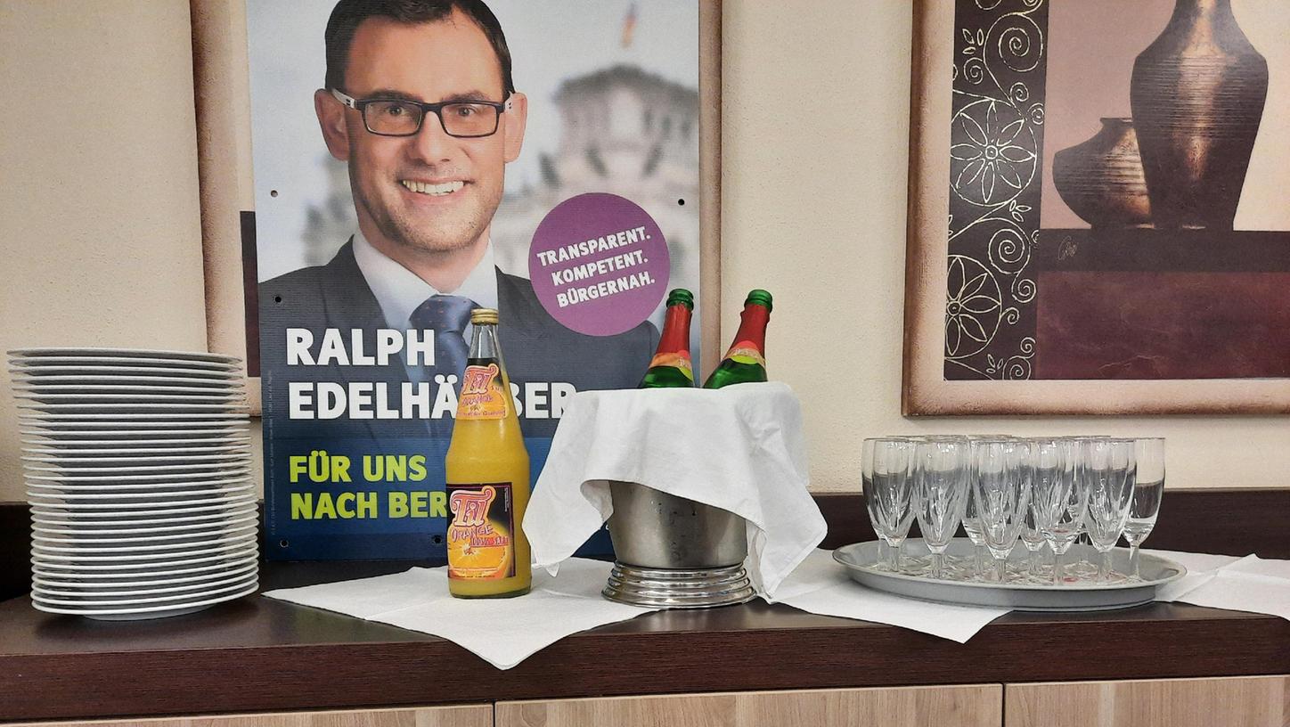 Saft statt Selters, aber auch Sekt gab's nach der Wahl von Ralph Edelhäußer in den Bundestag. Jetzt startet schon der Wahlkampf um seine Nachfolge als Bürgermeister. Im Januar muss gewählt werden.