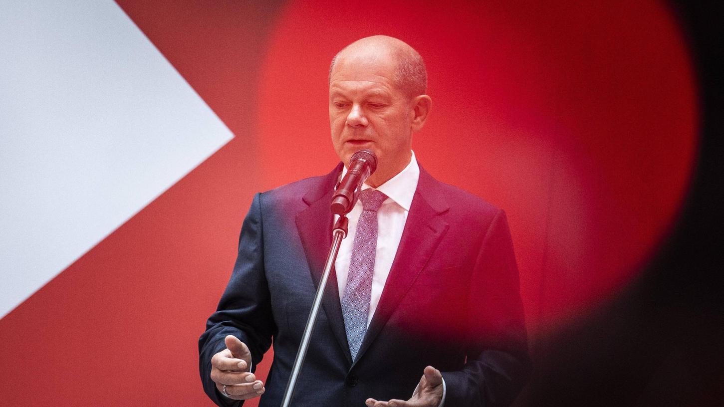 Die SPD mit Kanzlerkandidat Olaf Scholz steht als Wahlsieger fest. Bahnt sich eine Ampel-Koalition mit FDP und Grünen an?
Die SPD mit Kanzlerkandidat Olaf Scholz steht als Wahlsieger fest. Bahnt sich eine Ampel-Koalition mit FDP und Grünen an?