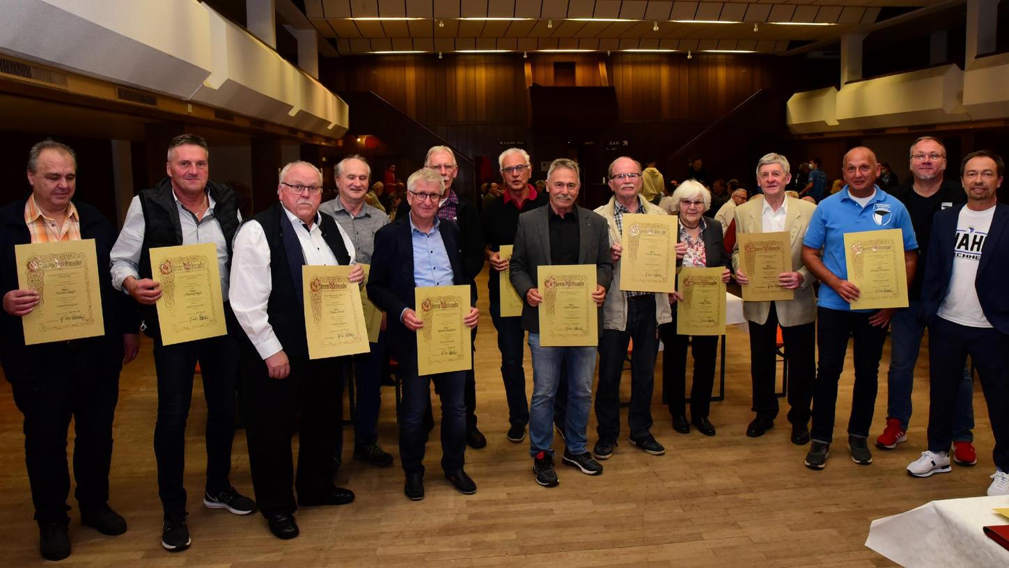 Zahlreiche neue Ehrenmitglieder hat die SpVgg Jahn Forchheim ernannt, es gab ja auch zwei Jahre lange keine Jahreshauptversammlung mehr. Ganz rechts Uwe Schüttinger, der sich als einziges Vorstandsmitglied im November wieder zur Wahl stellt.  