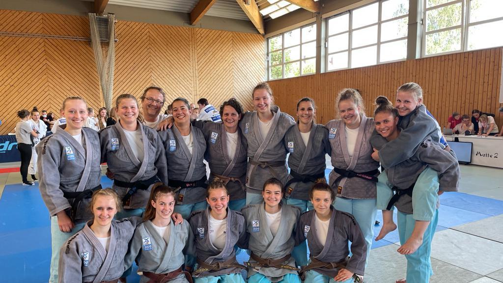 Eine gute Mischung (hinten von links): Samara Haselberger, Claudia Fink, Achim Schauer, Carina Bojer, Babett Schauer, Ina Bauernfeind, Verena Pfeffer, Tatjana Schauer, Eliana Pielmeier und Sonja Bauer. Vorne von links: Svenja Gruber, Julia Schreg, Sarah Spitzhirn, Anna Schneider und Anneliese Trappe.
Eine gute Mischung (hinten von links): Samara Haselberger, Claudia Fink, Achim Schauer, Carina Bojer, Babett Schauer, Ina Bauernfeind, Verena Pfeffer, Tatjana Schauer, Eliana Pielmeier und Sonja Bauer. Vorne von links: Svenja Gruber, Julia Schreg, Sarah Spitzhirn, Anna Schneider und Anneliese Trappe.
