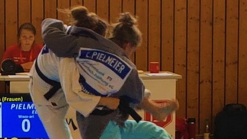 Schwungvoll: Die Neuhauserin Eliana Pielmeier setzt hier zu einem Angriff auf ihre Gegnerin an.
Schwungvoll: Die Neuhauserin Eliana Pielmeier setzt hier zu einem Angriff auf ihre Gegnerin an.