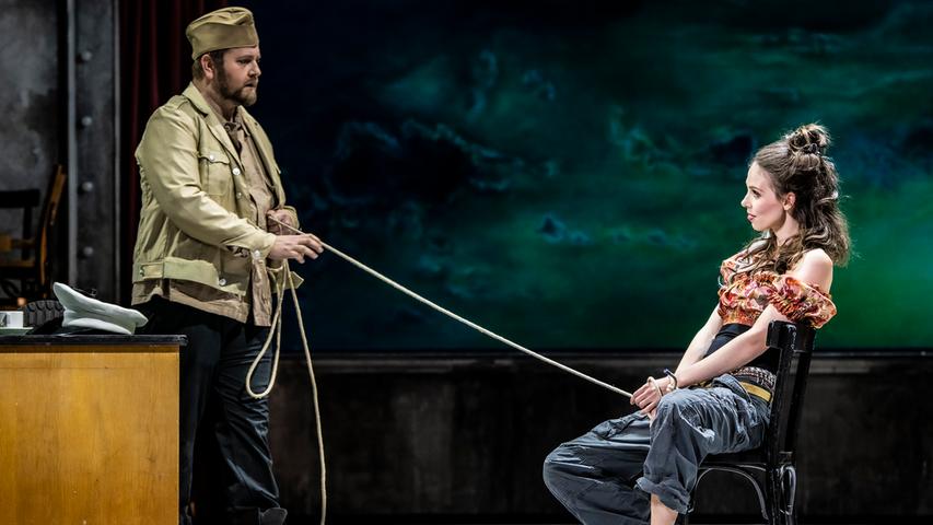 Aneinander schicksalhaft gebunden: Don Jose (Tadeusz Szlenkier) und Carmen (Anna Dowsley).