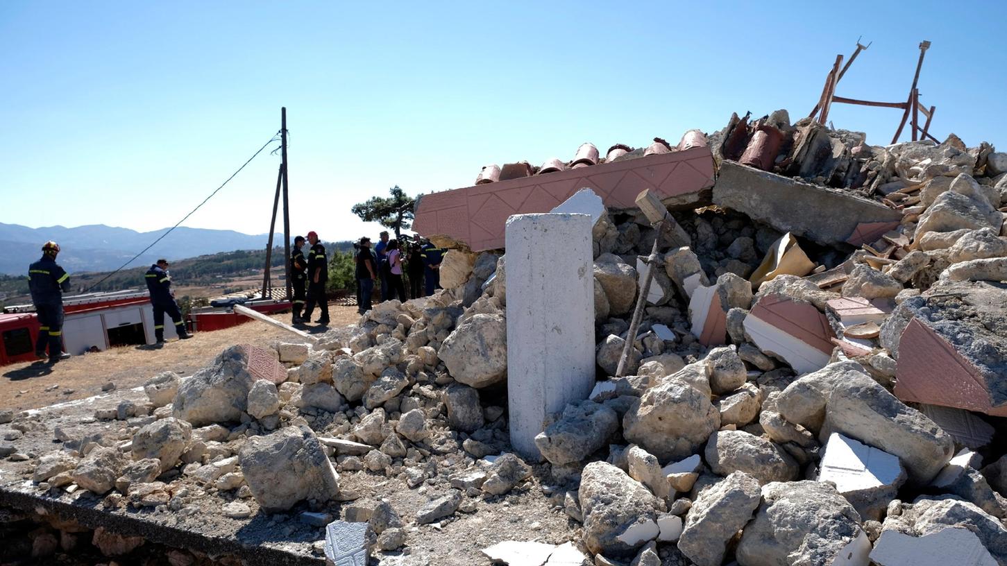 Griechenland, Arkalochori: Feuerwehrleute stehen neben der zerstörten griechisch-orthodoxen Kirche Profitis Ilias, nachdem das Dorf Arkalochori im Süden der Insel Kreta von einem Erdbeben erschüttert wurde. Mindestens ein Mensch ist bei dem starken Erdbeben ums Leben gekommen, neun wurden leicht verletzt.