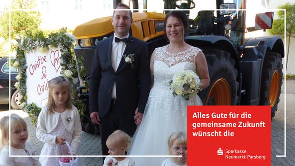 Vor sechs Jahren lernten sich Christine Engelmann aus Thannhausen und Christian Lange aus Freystadt beim Stadttorfest in Freystadt kennen. Im Vorjahr wurde standesamtlich geheiratet. Inzwischen ist Töchterchen Theresa zur Welt gekommen. Nun erbaten sich die Eheleute den Segen der Kirche, den ihnen Pater Adam im Verlauf des Hochzeitsgottesdienstes in der Freystädter Wallfahrtskirche „Maria Hilf“ spendete. Für den musikalischen Rahmen der Feier sorgten Sängerin Kristin Schano und Gitarrist und Sänger Christian Brandl. Nach der Trauung ließ sich das Brautpaar mit einem riesigen Traktor von der Kirche abholen. Die Hochzeitsfeier selbst fand im Gasthof Euringer in Paulushofen statt. Zusammen mit ihrer einjährigen Tochter wohnen der Diplom-Baumeister und die Verwaltungsangestellte im Elternhaus der Braut in Thannhausen.