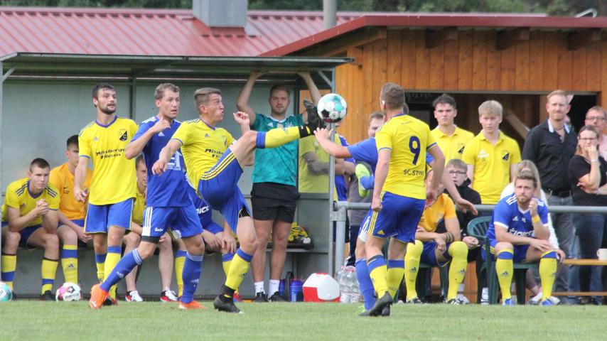 Kampf um die Tabellenspitze der Fußball-A-Klasse West: Der SC Stirn (in gelben Trikots) konnte sich mit 2:0 gegen den SV Alesheim durchsetzen und brachte den Gästen damit die erste Saisonniederlage bei.