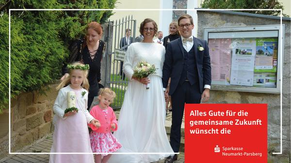 Johannes und Isabella Federl haben sich in der Hausheimer Peter-und Paul-Kirche das Ja-Wort. Im Rahmen eines festlichen ökumenischen Hochzeitsamteser hielten beide vom Berger Seelsorger Martin Fuchs und dem Neumarkter Pfarrer Martin Herrmann den Segen für das Eheglück. 2012 lernten sich der Juniorchef der Firma „Federl-Reisen“ und die Psychologin aus München „durch Zufall“ im einstigen „Sudhaus“ in Neumarkt kennen und verloren sich seitdem nicht mehr aus den Augen. Die weltliche Hochzeitsfeier fand im Gasthaus-Hotel Knör in Berg statt. Eine extra Hochzeitsreise war nicht erforderlich, denn bei „Federl-Reisen“ werden stets attraktive Reiseziele angesteuert. So war es auch unmittelbar nach der weltlichen Feier wieder der Fall. Danach kehrt das Paar zurück ins eigene Heim direkt am "Kaltenbach".