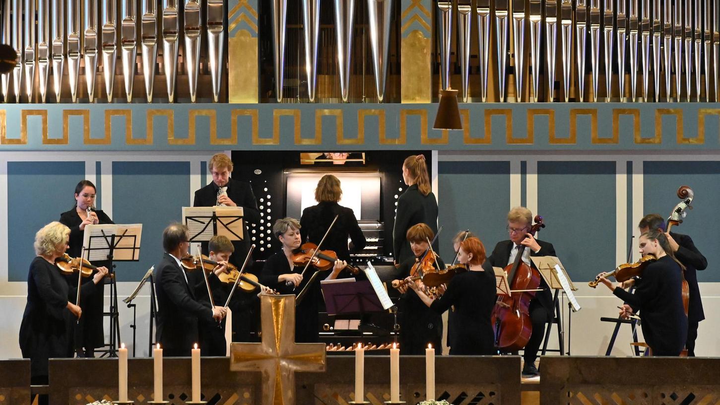Souverän und erfrischend musizierten das kleine Kammerorchester und die Kantorin Susanne Hartwich-Düfel (Mitte).