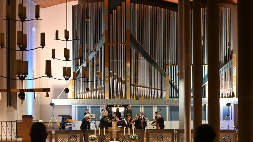 Menschen vor Orgelpfeifen: Die Dimensionen der neuen Orgel in St. Matthäus sind ziemlich beachtlich.
