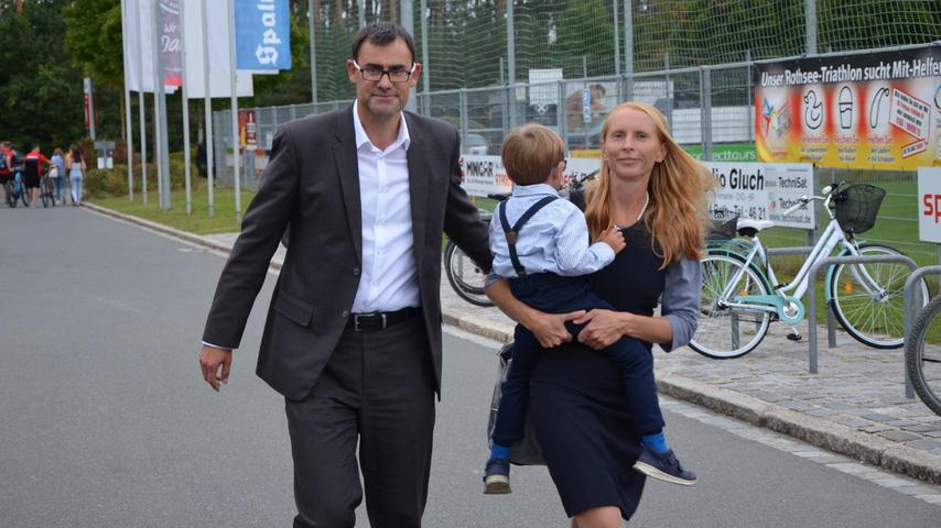 Schon in Aufbruchstimmung? Ralph Edelhäußer eilte am Sonntagabend mit Frau Kerstin und Sohn Felix zur Wahlparty der CSU.  