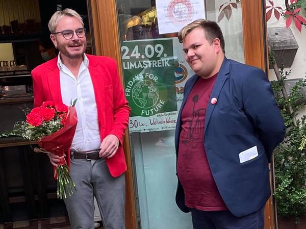 Der stellvertretende SPD-Kreisvorsitzende Marcel Schneider (links) feiert mit Jan Plobner die erste Hochrechnung. Zu diesem Zeitpunkt sah schon alles danach aus, dass der Altdorfer in den Bundestag einziehen wird.