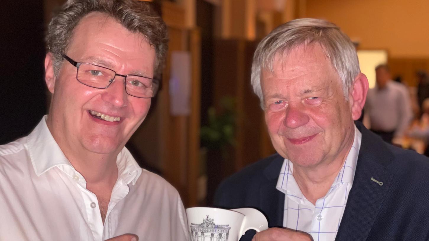 Zurück nach Berlin: „Wird sind hochzufrieden mit seinem Ergebnis“, sagt Karl Freller (rechts) über Michael Frieser (links). Als symbolischen Sieger-Pokal gab´s schon einmal eine Motivtasse mit dem Brandenburger Tor. Zurück nach Berlin: „Wird sind hochzufrieden mit seinem Ergebnis“, sagt Karl Freller (rechts) über Michael Frieser (links). Als symbolischen Sieger-Pokal gab´s schon einmal eine Motivtasse mit dem Brandenburger Tor.