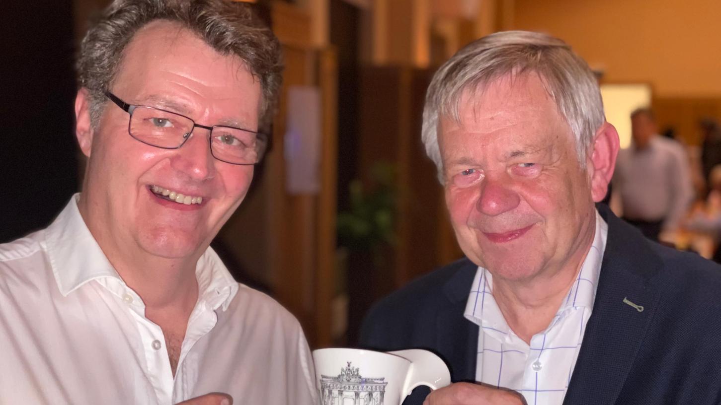 Zurück nach Berlin: „Wird sind hochzufrieden mit seinem Ergebnis“, sagt Karl Freller (rechts) über Michael Frieser (links). Als symbolischen Sieger-Pokal gab´s schon einmal eine Motivtasse mit dem Brandenburger Tor.