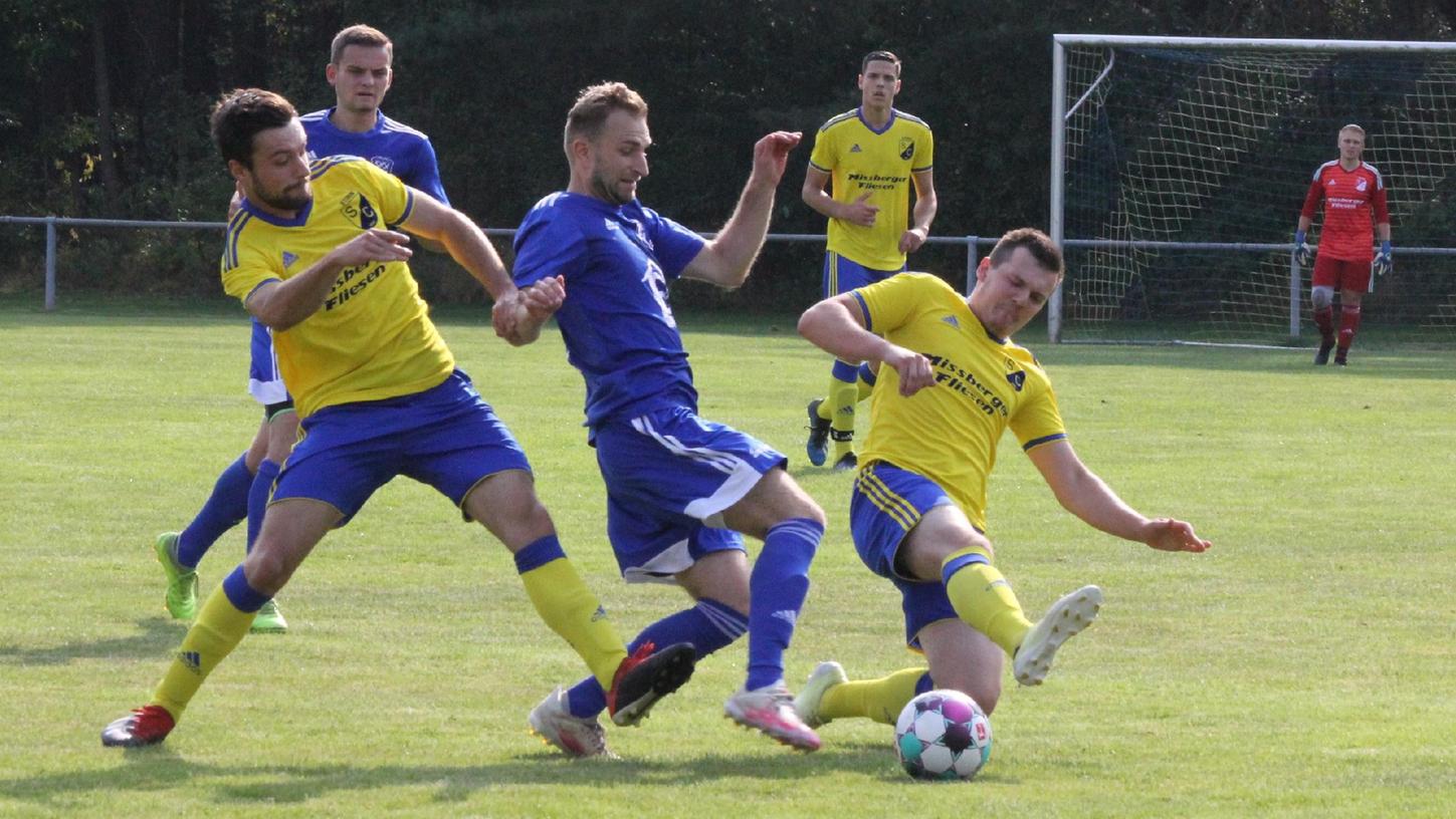 Kampf um die Tabellenspitze der A-West: Der SC Stirn (in Gelb) setzte sich im Topspiel mit 2:0 gegen den SV Alesheim durch.  