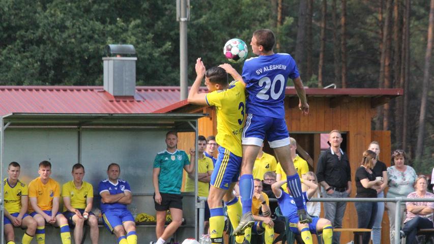 Kampf um die Tabellenspitze der Fußball-A-Klasse West: Der SC Stirn (in gelben Trikots) konnte sich mit 2:0 gegen den SV Alesheim durchsetzen und brachte den Gästen damit die erste Saisonniederlage bei.