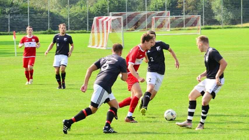 Im Derby hatte der SSV Oberhochstatt zwar gute Möglichkeiten, doch für die Tore sorgte der TSV 1860 Weißenburg II, der mit 2:0 gewann.