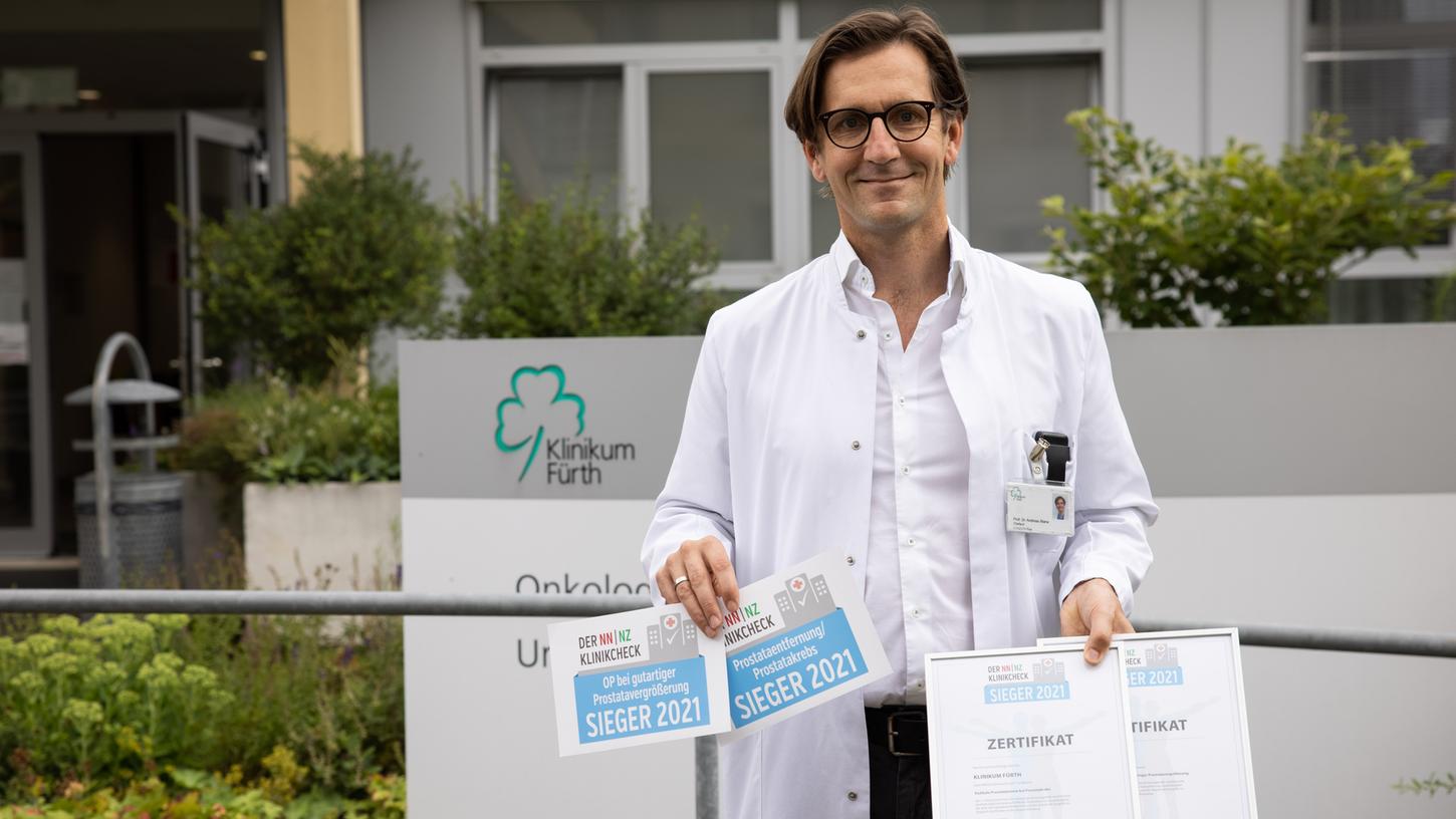 Ausgezeichnet: Prof. Dr. Andreas Blana, Chefarzt der Urologie und Kinderurologie am Klinikum Fürth, präsentiert die Zertifikate des NN/NZ-Klinikchecks.