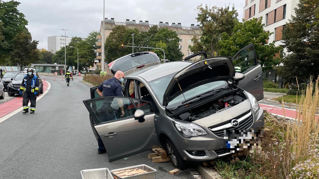 Pendler-Stau in Nürnberg: Auto landet auf Betonbegrenzung - Probleme im Berufsverkehr