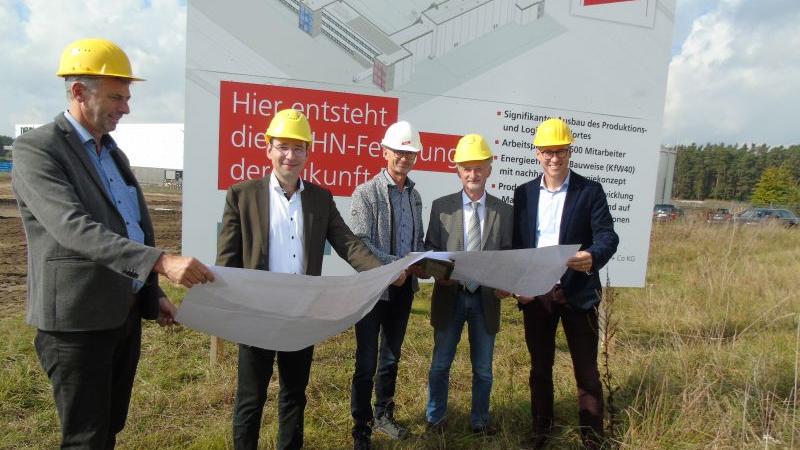 Startschuss für eine Rieseninvestition (von rechts): Vorstandsvorsitzender Dr. Philipp Dehn, Bürgermeister Dr. Martin Hundsdorfer, Vorstand Operations Christian Köstler, Leiter Gebäude+Infrastruktur Norbert Renner und 2. Bürgermeister Ludwig Schuderer. Foto: Anton Karg   