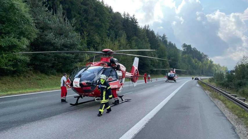 Zwei Männer wurden in einem Hubschrauber in die Klinik verbracht.
Zwei Männer wurden in einem Hubschrauber in die Klinik verbracht.