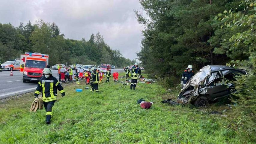 In einer Kurve kam der Wagen nach links von der Fahrbahn ab.
In einer Kurve kam der Wagen nach links von der Fahrbahn ab.