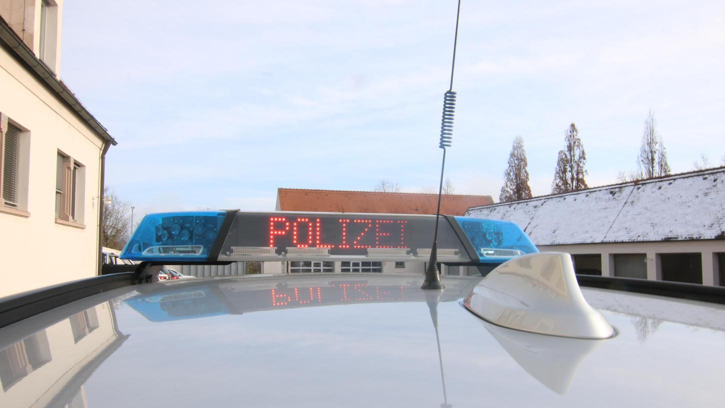 Die Polizei musste sich um einen Unfall mit einem Lastzug und einem Sattelzug auf der A7 kümmern.
Die Polizei musste sich um einen Unfall mit einem Lastzug und einem Sattelzug auf der A7 kümmern.