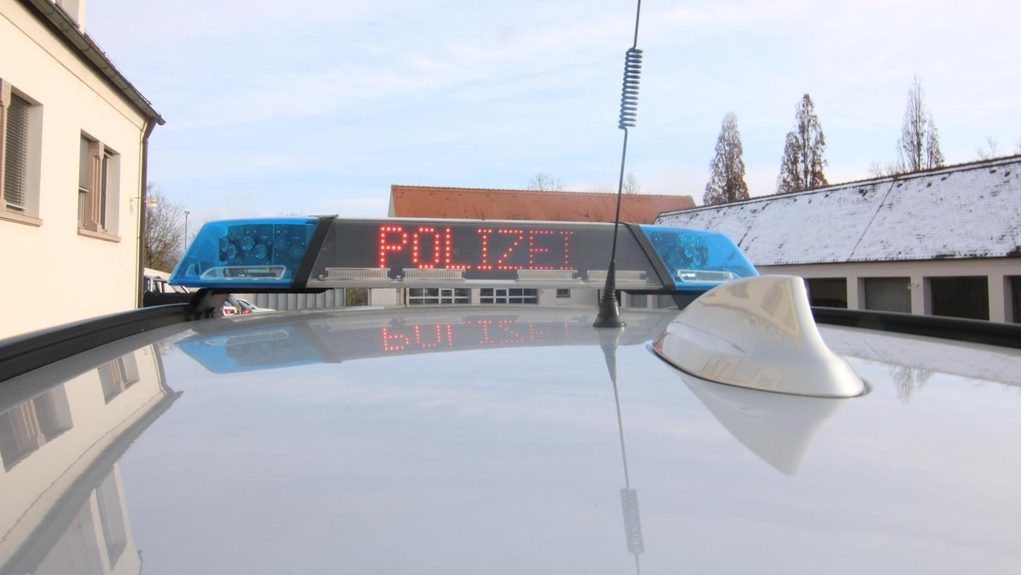 Polizei, Feuerwehr und Straßenmeisterei waren auf der A7 im Einsatz.
Polizei, Feuerwehr und Straßenmeisterei waren auf der A7 im Einsatz.