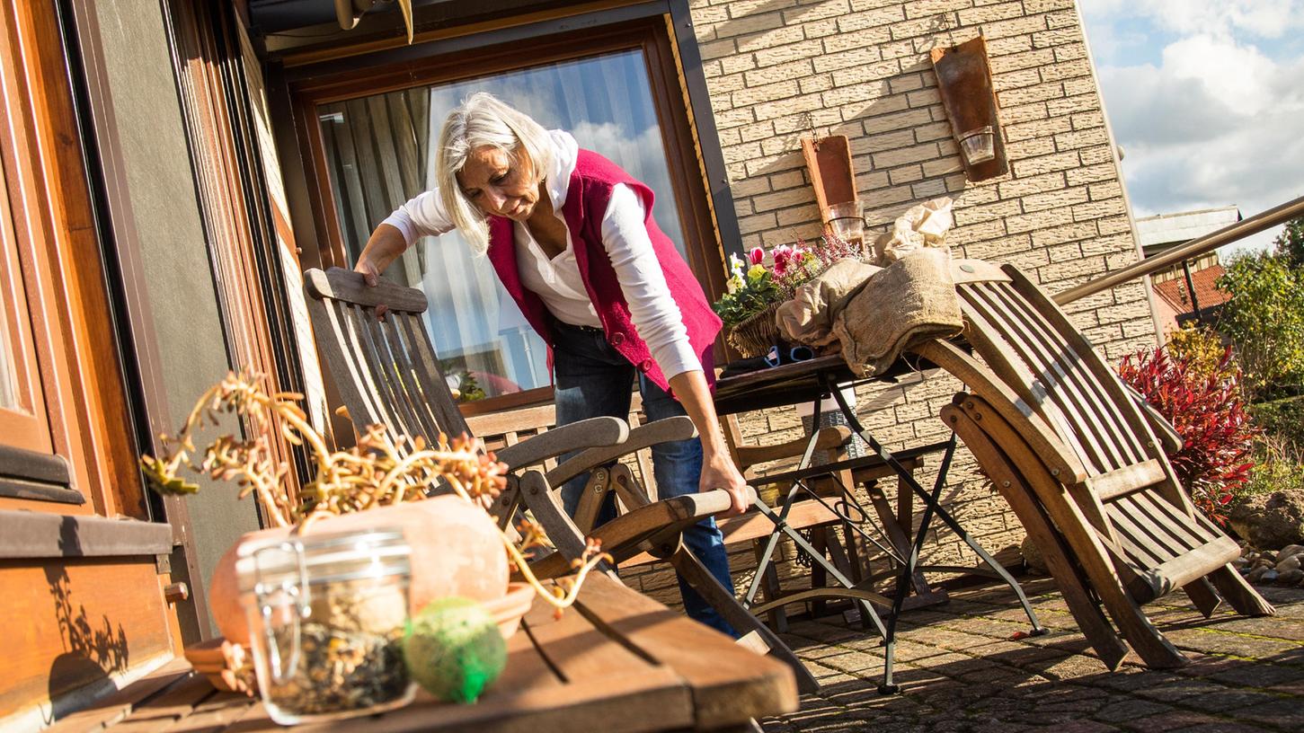 Schon Windstärken um die 40 km/h reichen aus, um leichte Gartenmöbel oder Sonnensegel herumfliegen zu lassen, sagen Experten.