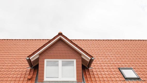 Sind die Fenster richtig geschlossen und das Dach gut gesichert? Bei zunehmenden Windstärken sollte man ein besonderes Auge auf das Dach haben.
Sind die Fenster richtig geschlossen und das Dach gut gesichert? Bei zunehmenden Windstärken sollte man ein besonderes Auge auf das Dach haben.