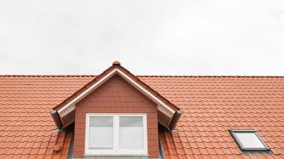 Sind die Fenster richtig geschlossen und das Dach gut gesichert? Bei zunehmenden Windstärken sollte man ein besonderes Auge auf das Dach haben.