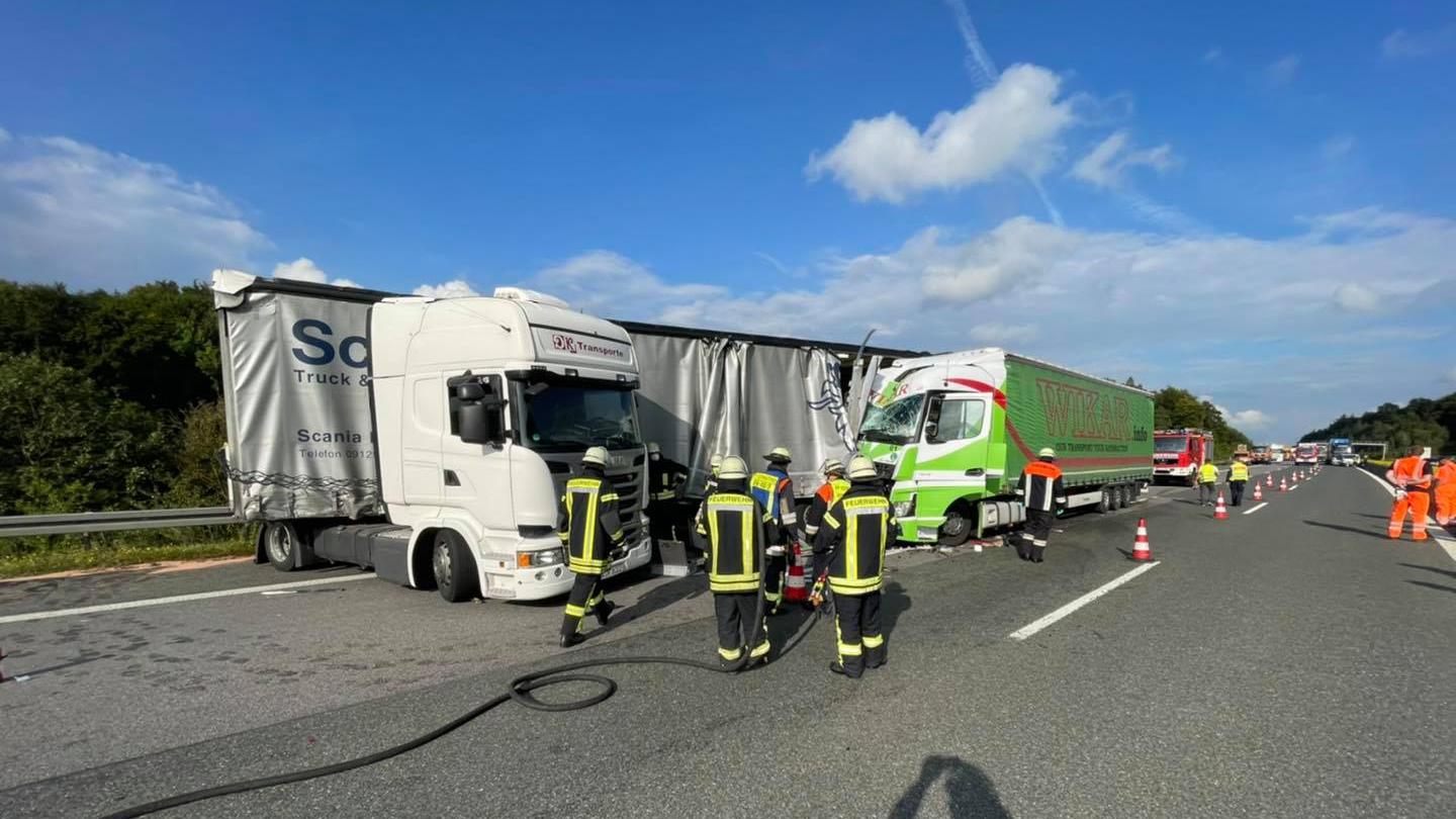 Nur wenige Stunden nach einem Verkehrsunfall mit vier Schwerverletzten auf der A 9 kam es im Rückstau zur folgenschweren Kollision zweier Lkw.