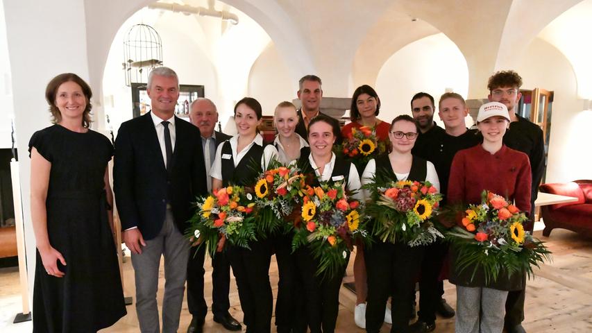 Viele Blumengrüße gab es zum Auftakt der Schmankerlwochen in Berching. Foto Wolfgang Fellner   