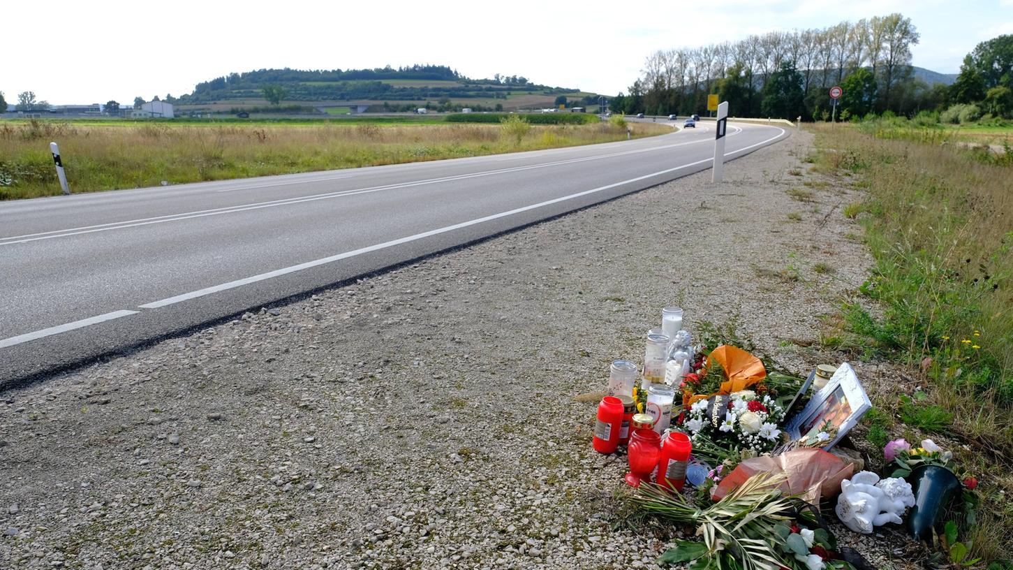 Auf der Dettenheimer Umgehungsstraße haben sich schon mehrere schwere Unfälle ereignet. Vergangene Woche verstarben an dieser Stelle der Bundesstraße 2 drei Menschen, zwei wurden schwer verletzt Auf der Dettenheimer Umgehungsstraße haben sich schon mehrere schwere Unfälle ereignet. Vergangene Woche verstarben an dieser Stelle der Bundesstraße 2 drei Menschen, zwei wurden schwer verletzt