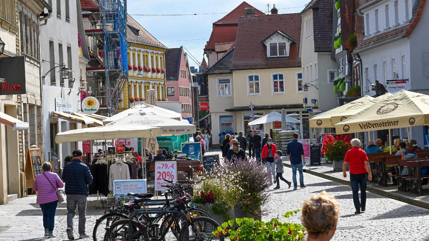Am Samstag haben die Läden in der Innenstadt bis 18 Uhr geöffnet. Am Samstag haben die Läden in der Innenstadt bis 18 Uhr geöffnet.