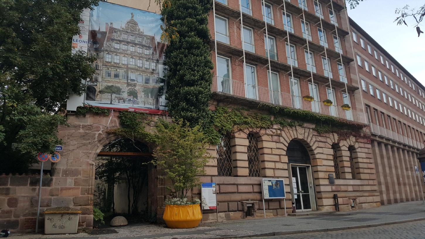 Direkt neben dem Pellerhaus führt ein Sandsteinbogen zu einer wenig gepflegten Grünfläche. Seit den Kriegszerstörungen liegt das Areal brach.