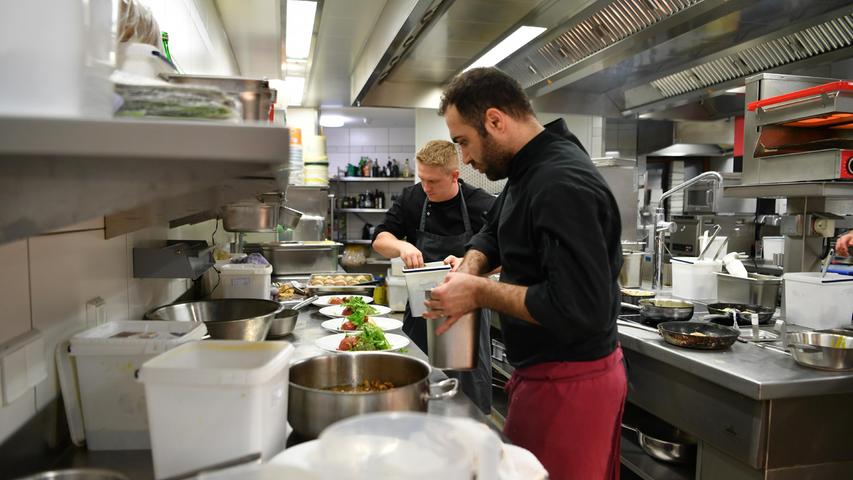 Die Post in Berching hatte zum Start der Schmankerlwochen 2021 aufgetischt. Die Gäste dankten der Küchen- und Service-Crew für den kulinarischen Ausflug in die Berge.