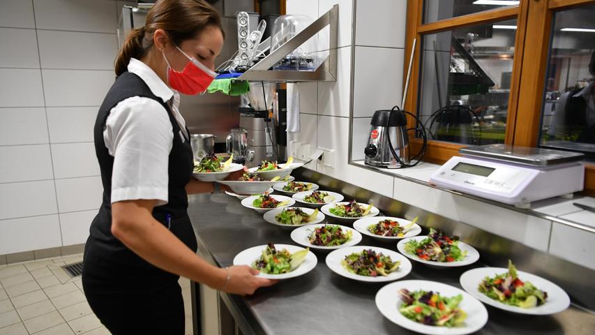 Die Post in Berching hatte zum Start der Schmankerlwochen 2021 aufgetischt. Die Gäste dankten der Küchen- und Service-Crew für den kulinarischen Ausflug in die Berge.