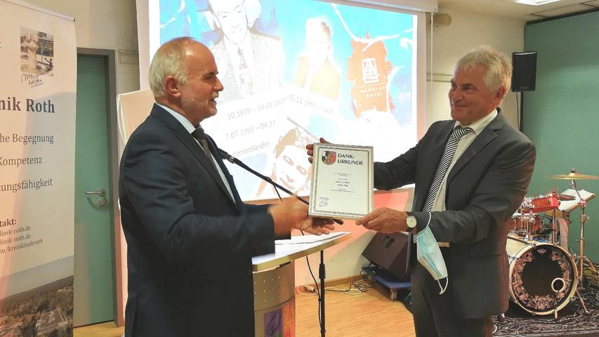 Mit einer Dankurkunde des Landkreises würdigte Landrat Herbert Eckstein (li.) das erfolgreiche Engagement Werner Rupps, der die Geschicke der Kreisklinik 26 Jahre lang an führender Stelle mit lenkte.
Mit einer Dankurkunde des Landkreises würdigte Landrat Herbert Eckstein (li.) das erfolgreiche Engagement Werner Rupps, der die Geschicke der Kreisklinik 26 Jahre lang an führender Stelle mit lenkte.