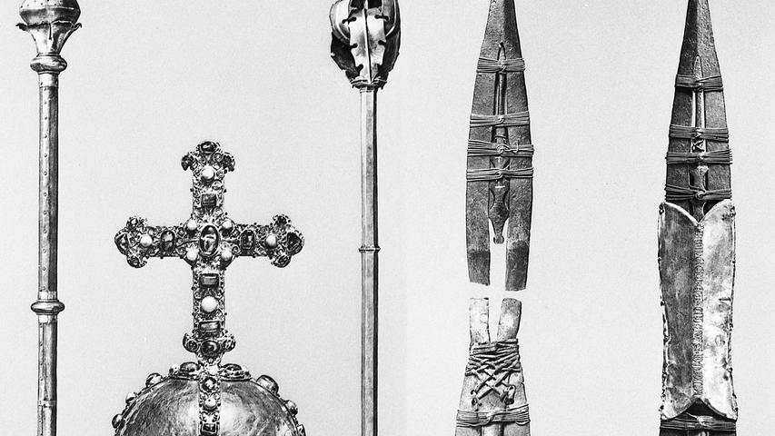 Heuer jährt es sich zum 25. Male, daß die Reichskleinodien – der Schatz der deutschen Könige und Kaiser – von einer amerikanischen Militärmaschine aus Nürnberg nach Wien entführt worden sind. Hier geht es zum Kalenderblatt vom 30. September 1971: Reichskleinodien vor 25 Jahren entführt.
Heuer jährt es sich zum 25. Male, daß die Reichskleinodien – der Schatz der deutschen Könige und Kaiser – von einer amerikanischen Militärmaschine aus Nürnberg nach Wien entführt worden sind. Hier geht es zum Kalenderblatt vom 30. September 1971: Reichskleinodien vor 25 Jahren entführt.