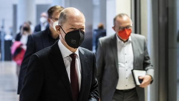 (L-R) Olaf Scholz, Kanzlerkandidat der SPD, und Norbert Walter-Borjans, Bundesvorsitzender der SPD, aufgenommen im Rahme