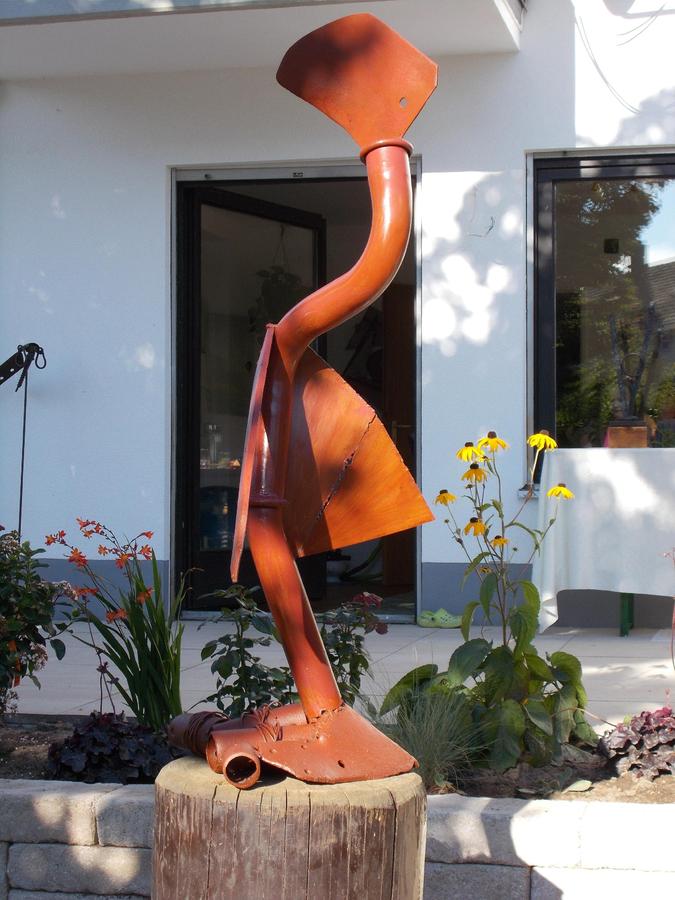 Solche in abenteuerlichen Verrenkungen geschweißte Skulpturen von Otto Abesser wirken am besten im Garten unter praller Sonne. Solche in abenteuerlichen Verrenkungen geschweißte Skulpturen von Otto Abesser wirken am besten im Garten unter praller Sonne.
