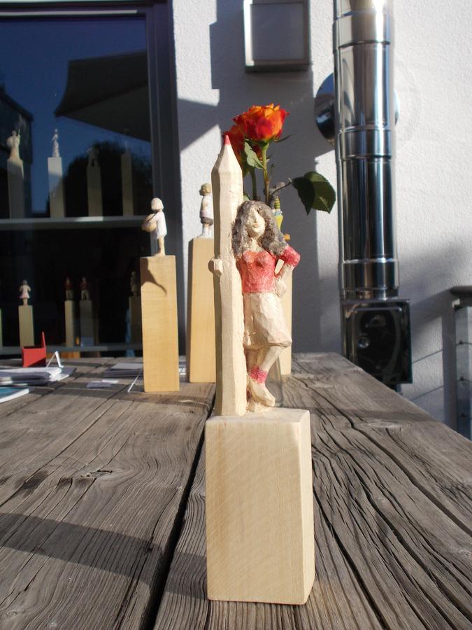 Heike Häberlein schnitzt winzige Däumlinge aus einem Lindenholzklotz. Heike Häberlein schnitzt winzige Däumlinge aus einem Lindenholzklotz.