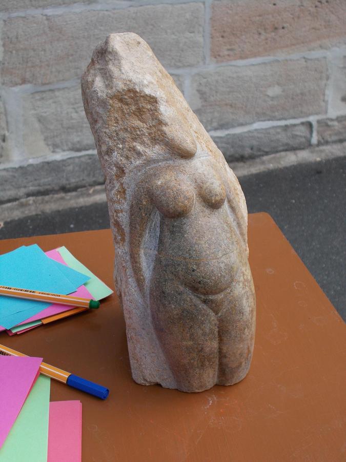 Claudia Stickel zaubert aus Speckstein glatte, runde, erotisch anmutende Körper-Formen. Claudia Stickel zaubert aus Speckstein glatte, runde, erotisch anmutende Körper-Formen.